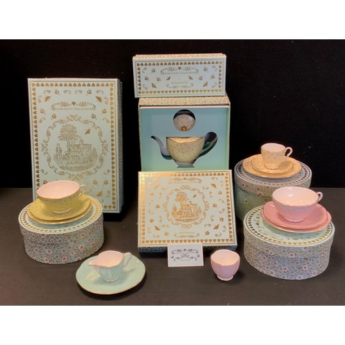 125 - Wedgwood Harlequin collection inc Teapot, cups, saucers etc , green spotted with gilt highlights on ... 