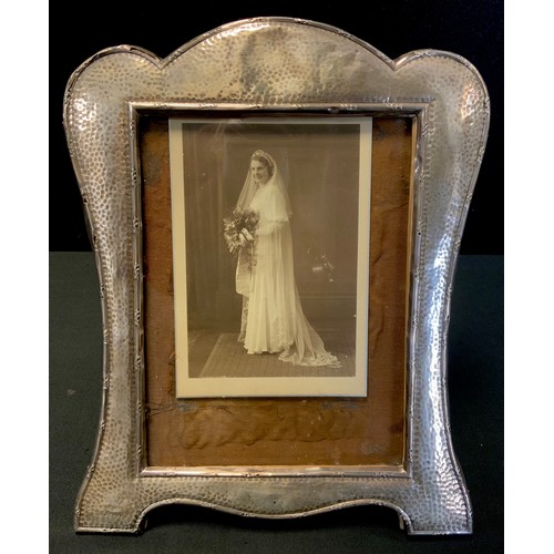 229 - An Edwardian Arts and Crafts silver photograph frame, arched top, easel stand, S Blanckensee & Son L... 