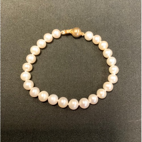 253 - A cultured creamy white pearl bracelet, 9ct gold ball clasp, 16cm long