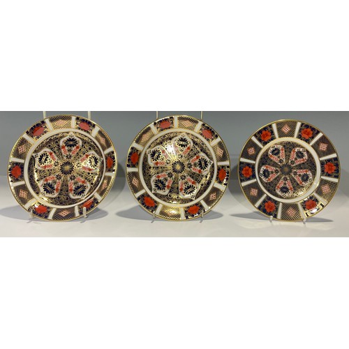 92 - A pair of Royal Crown Derby 1128 Imari pattern dishes, 16.5cm diameter, first quality; a similar sid... 