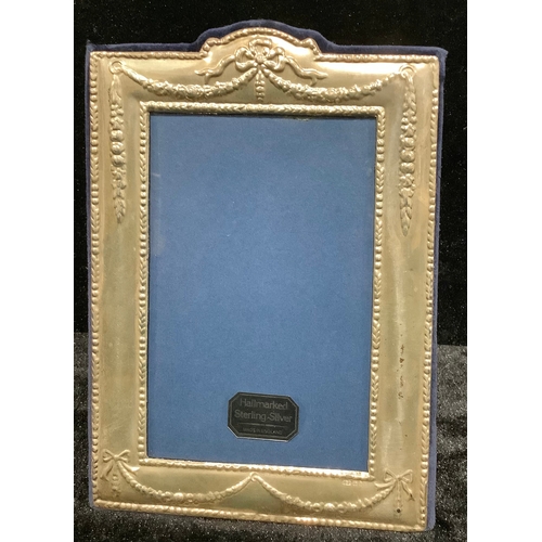 430 - An Elizabeth II silver easel photograph frame, 19.5cm high, London 1994