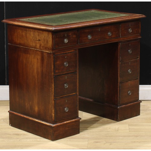 118 - A late Victorian/Edwardian oak twin pedestal desk, of small proportions, 75.5cm high, 89.5cm wide, 5... 