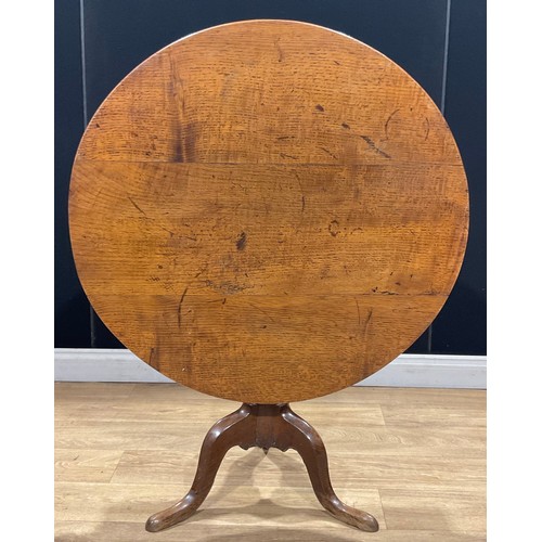 217 - A George III oak tripod occasional table, 68cm high, the top 88.5cm diameter