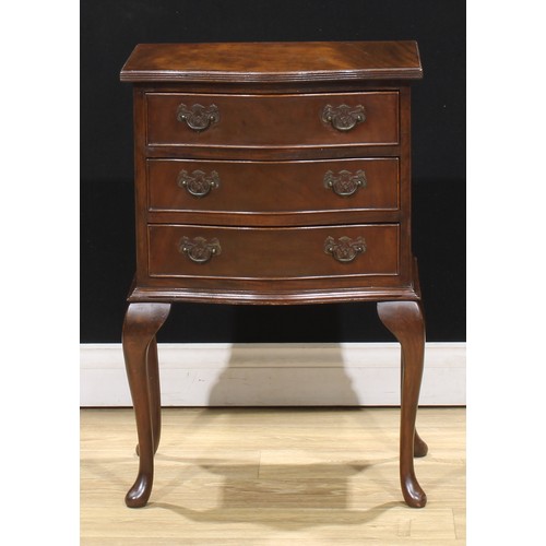 523 - A George III style mahogany serpentine chest, 75cm high, 49.5cm wide, 36.5cm deep