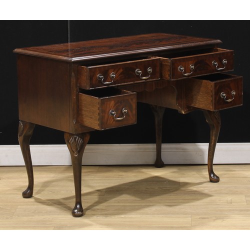 531 - A George III style kneehole desk, 78cm high, 97cm wide, 51.5cm deep; a similar chest, 98.5cm high, 5... 