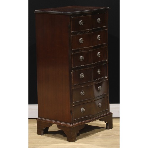 531 - A George III style kneehole desk, 78cm high, 97cm wide, 51.5cm deep; a similar chest, 98.5cm high, 5... 