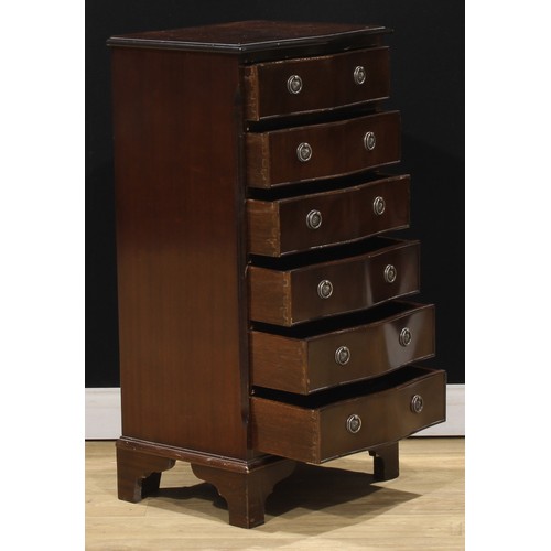 531 - A George III style kneehole desk, 78cm high, 97cm wide, 51.5cm deep; a similar chest, 98.5cm high, 5... 