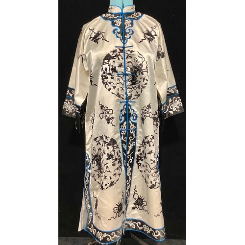 580A - Textiles - a Japanese white silk kimono, embroidered in black with roundels of Geisha in garden sett... 