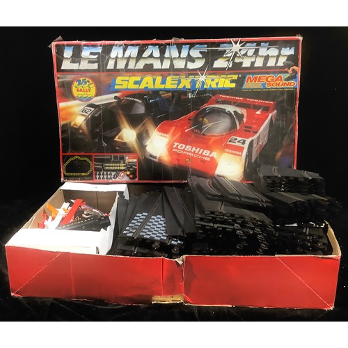 559 - A Scalextric Le Mans car racing set, boxed, unchecked