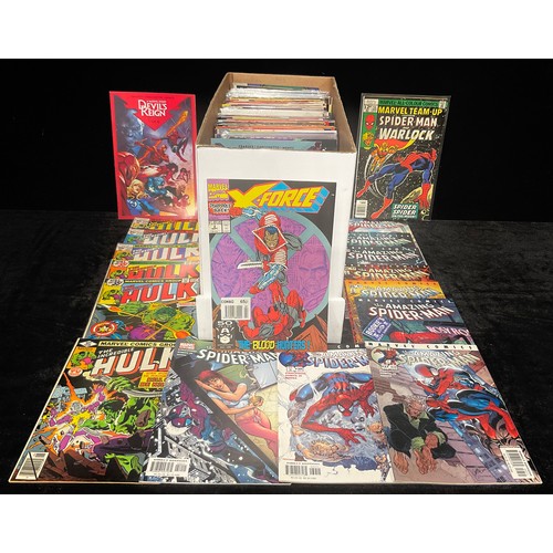 704 - A collection of mixed Marvel comics, Bronze to Modern Age including Amazing Spider-Man, The Incredib... 