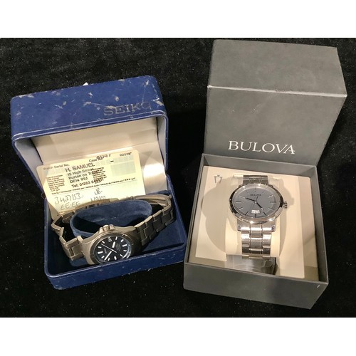 739 - A gentleman's Bulova stainless steel watch, baton indicators, date aperture, centre seconds, integra... 