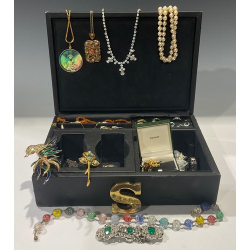 761 - Costume and other jewellery, including brooches, rings, necklaces, brooches, etc, in jewellery box