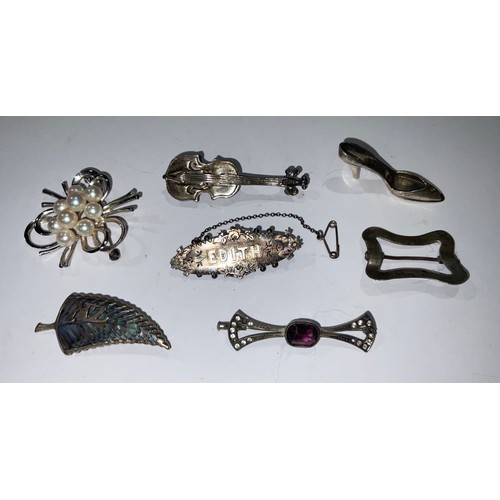 765 - A silver brooch, as a violin, marked 925; other silver brooches, etc; a silver buckle (7)