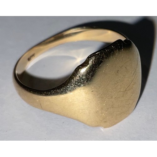 794 - A 9ct gold signet ring, 3.7g