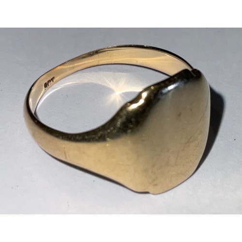 794 - A 9ct gold signet ring, 3.7g