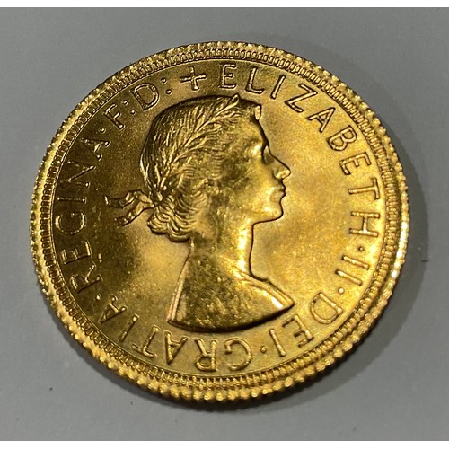 805 - An Elizabeth II full gold sovereign, 1966, 8g