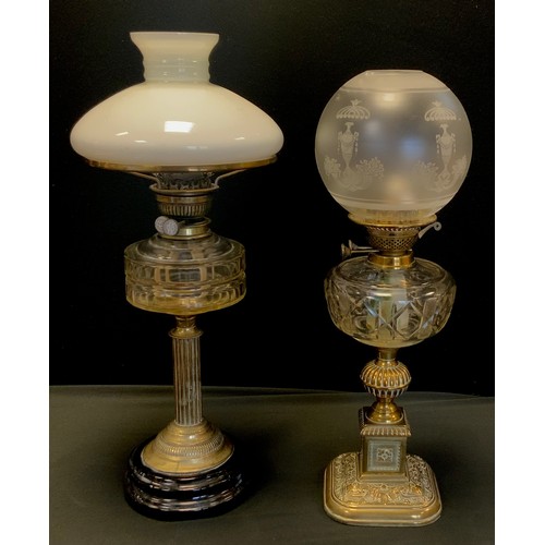 40 - A late Victorian brass Corinthian column table oil lamp, adjustable burner, clear glass reservoir, b... 