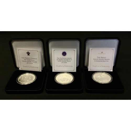 747 - Coins - A Queen Elizabeth II platinum Jubilee silver proof £5.00 pound coins,  999 limited edition, ... 