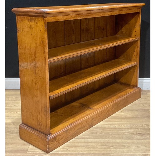 106 - An oak open bookcase, 90cm high, 121cm wide, 30.5cm deep