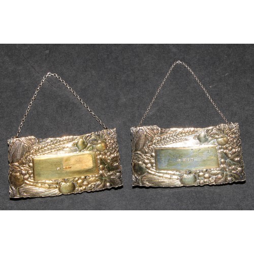 886 - Stuart Devlin (1931 - 2018) - an Elizabeth II silver and silver-gilt wine label, the plain banner wi... 