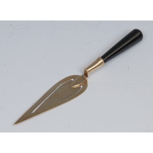 1181 - A 9ct gold novelty bookmark, as a trowel, 8cm long