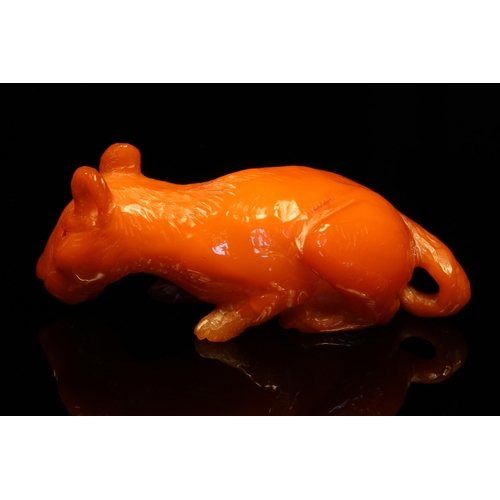 1269 - Alfred Lyndhurst Pocock (1882 - 1962), an amber carving, of an animal, amber eyes, 6.5cm long, signe... 