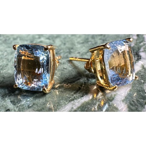 1003 - An 18ct gold and aquamarine solitaire ring, the rectangular cushion cut stone claw set, size K/L; a ... 