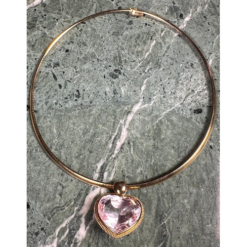 1005 - An 18ct gold articulated choker necklace, the chain quite plain, the large facet cut heart shaped ro... 