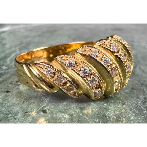 1008 - An 18ct gold diamond ring, size R, 6g