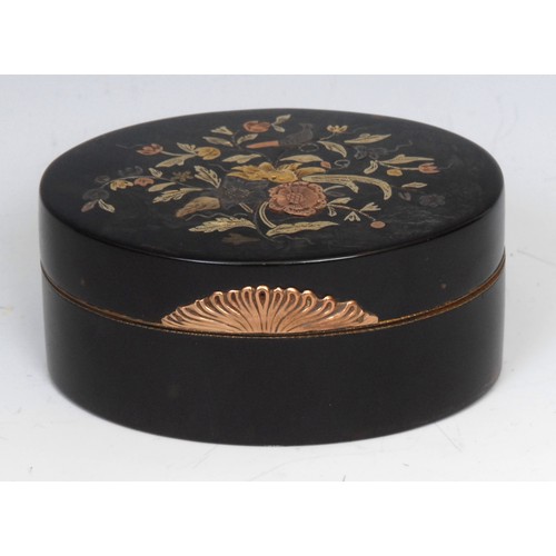 1160 - A George III tortoiseshell and pique oval table snuff box, stand-away hinged cover inlaid in silver ... 