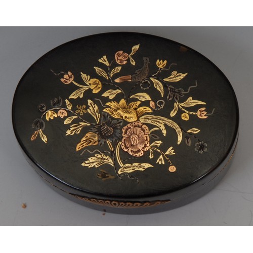 1160 - A George III tortoiseshell and pique oval table snuff box, stand-away hinged cover inlaid in silver ... 