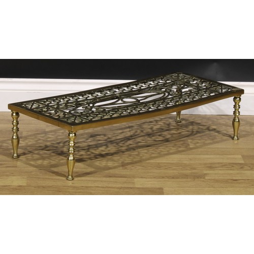 1454 - A 19th century brass fireside hearth trivet, 17.5cm high, 76cm wide, 32cm deep