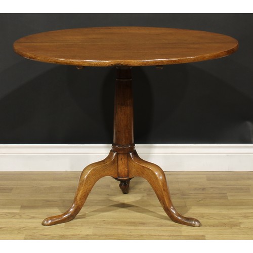 2126 - A George III oak tripod occasional table, circular tilting top, turned column, cabriole legs, pad fe... 