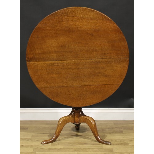 2126 - A George III oak tripod occasional table, circular tilting top, turned column, cabriole legs, pad fe... 