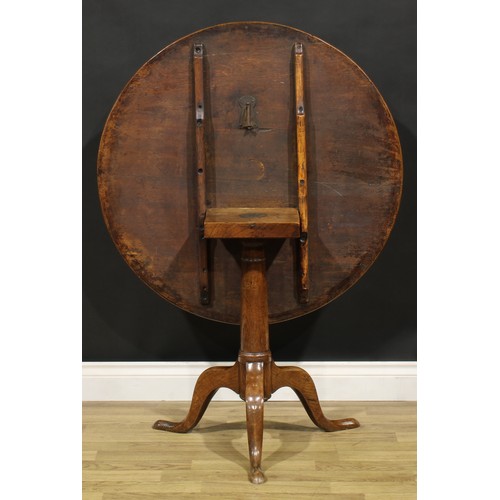 2126 - A George III oak tripod occasional table, circular tilting top, turned column, cabriole legs, pad fe... 