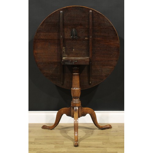 2127 - A George III oak tripod occasional table, circular tilting top, turned column, cabriole legs, pointe... 