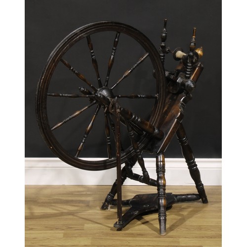 1580 - A beech and pine spinning wheel, turned spokes, 81cm high