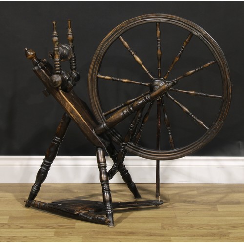 1580 - A beech and pine spinning wheel, turned spokes, 81cm high