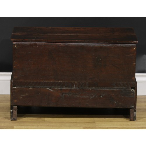 2076 - An 18th century oak coffer bach, pivot-hinged top above a long drawer, 41cm high, 62cm wide, 33cm de... 