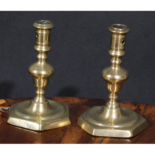 2158 - A pair of 18th century brass candlesticks, knopped pillars, hexagonal bases, 16.5cm high