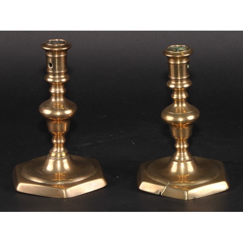 2158 - A pair of 18th century brass candlesticks, knopped pillars, hexagonal bases, 16.5cm high