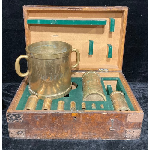 2053 - A set of early 20th century brass metric measures, 10 litres to 0.002 litres, by W & J Avery, Birmin... 