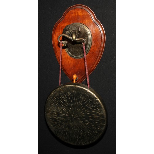 2107 - A late Victorian oak and brass wall mounted country house dinner gong, cast as the head of an eagle ... 