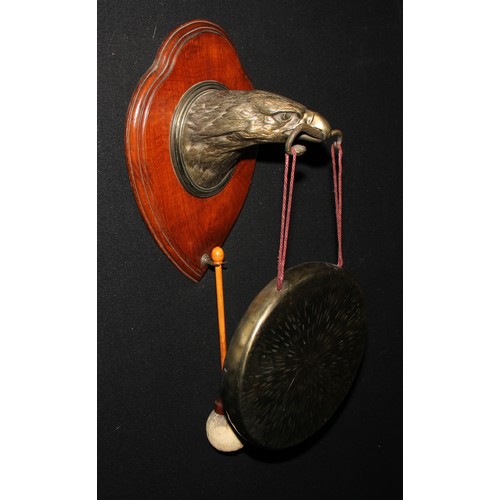 2107 - A late Victorian oak and brass wall mounted country house dinner gong, cast as the head of an eagle ... 