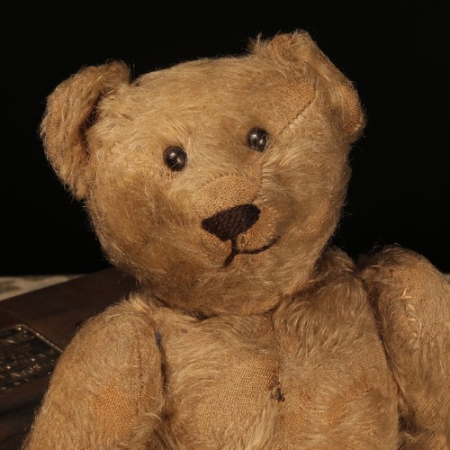 83 - An early 20th century jointed golden mohair teddy bear, attributed to Steiff (Germany), black boot b... 