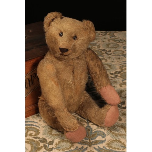 83 - An early 20th century jointed golden mohair teddy bear, attributed to Steiff (Germany), black boot b... 