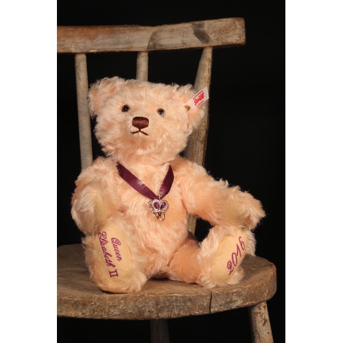 98 - Steiff (Germany) EAN 664984 Queen Elizabeth II 90th Birthday teddy bear, trademark 'Steiff' button t... 