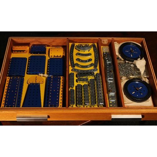 127 - Model Engineering and Constructional Toys - a Meccano outfit No.10, comprising various yellow and bl... 