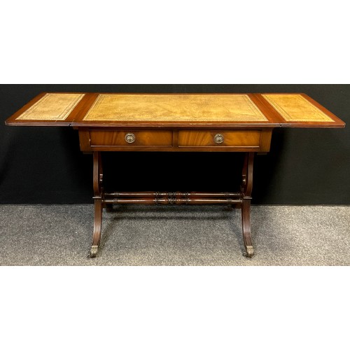 65 - A Regency style mahogany sofa table, 74cm high x 92.5cm wide (147.5cm with leaves extended) x 55cm.