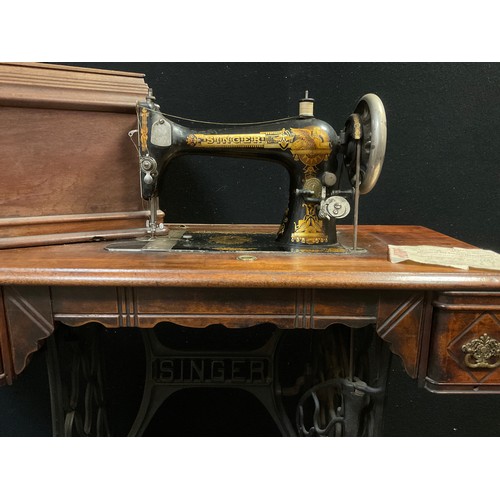 346 - A Victorian Singer treadle sewing machine, no. 15388663, walnut table and case, cast iron treadle ba... 